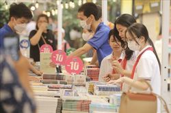 Phố Sách Hà Nội thu hút đông đảo bạn đọc