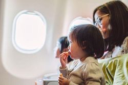 Lợi ích không ngờ của việc cho con đi máy bay từ sớm