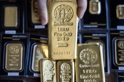 Giá vàng thế giới giằng co mốc 2.000 USD/oz, trong nước 'cố thủ' mốc 67 triệu đồng/lượng