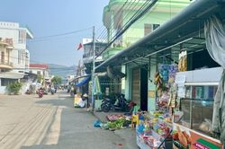 Tình trạng buôn bán tự phát xung quanh chợ Vĩnh Lương: Sẽ kiểm tra, xử lý dứt điểm