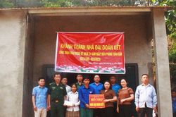 Bàn giao nhà 'Đại đoàn kết' cho hộ nghèo tại xã Nậm Chạc