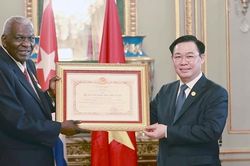 Chủ tịch Quốc hội Vương Đình Huệ trao Huân chương của Đảng, Nhà nước Việt Nam tặng Lãnh đạo Quốc hội Cuba