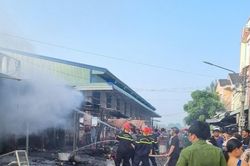 Cháy chợ ở Đồng Tháp, nhiều ki-ốt bị thiêu rụi