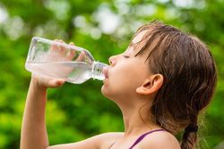 Trẻ bị mất nước, khi nào cần nhập viện?