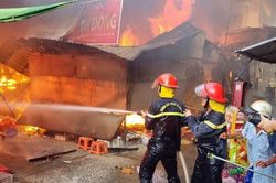 Đồng Tháp: Cháy chợ, 14 ki ốt bị thiêu rụi, thiệt hại hàng chục tỉ đồng