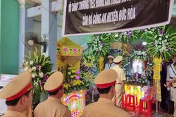 Đại diện Cục CSGT thăm gia đình và thắp hương cho thiếu tá Nguyễn Xuân Hào