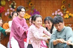 Đến bảo tàng, bạn trẻ thi kéo co, bơi thuyền 'hái' dưa hấu, trổ tài têm trầu