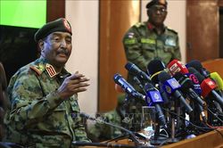 Tư lệnh quân đội Sudan cam kết tạo điều kiện cho các nước sơ tán công dân