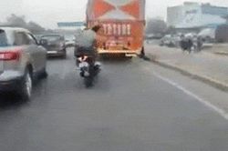 Dựng tóc gáy nhóm lái môtô đánh võng như 'bọ gậy'