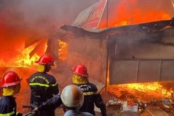 Cháy 16 ki ốt ở chợ Bình Thành, thiệt hại nhiều tỷ đồng
