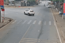 Tài xế xe máy bị ôtô tông lộn nhào khi qua ngã 3