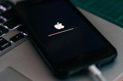 iPhone bắt đầu sạc chập chờn, bạn cần làm ngay việc này trước khi đem sửa!