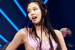 Jennie (BlackPink) mặc đồ hở bạo tại Coachella hút 130 triệu lượt xem
