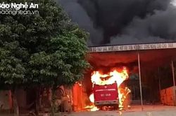 Cháy xe khách trong gara khi mờ sáng