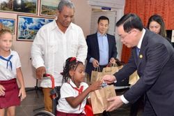 Chủ tịch Quốc hội Vương Đình Huệ thăm Trường đặc biệt hữu nghị Cuba - Việt Nam