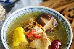 Hầm canh gà chú ý '3 nhớ, 3 không cho' để nước dùng vàng óng, béo ngậy