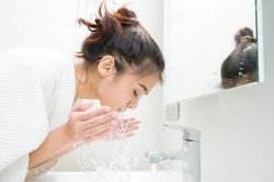 5 sai lầm khiến da mặt bạn ngày càng bóng dầu