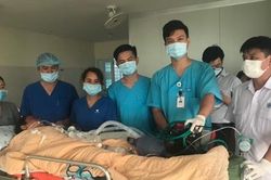 Người phụ nữ bị cổ thụ bật gốc đổ trúng đã qua cơn nguy kịch