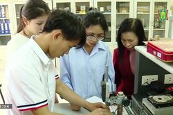 Nữ giáo sư say mê nghiên cứu khoa học (ngày 22/04/2023)
