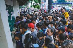 Người Campuchia chen nhau lấy vé xem bóng đá SEA Games 32 miễn phí