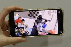 Cái ôm ấm áp của cô giáo dành cho nữ sinh mất cha