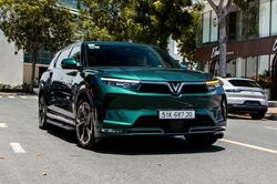 VinFast VF 9 tụ họp cùng dàn Porsche đủ màu tại TP.HCM