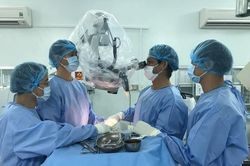 Phẫu thuật thành công bệnh nhân bị vẹo cột sống, biến dạng