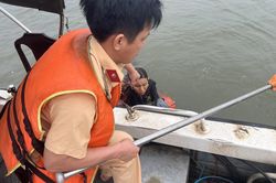 Rơi xuống sông Hồng, một phụ nữ may mắn được cứu sống