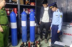 Quảng Ninh: Tạm giữ 12.000 quả bóng và trên 100 bình khí N2O dùng sản xuất 'bóng cười'