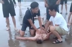 2 ngư dân dũng cảm, kịp thời cứu 4 du khách chới với giữa biển Cửa Lò