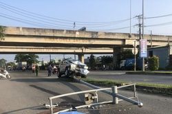 Tài xế ngủ gục, ô tô 7 chỗ tông gãy trụ đèn trên quốc lộ