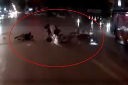 Đoàn xe 10 người không đội mũ bảo hiểm va chạm xe máy vượt đèn đỏ ở Hà Nội
