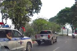 Cản trở đoàn xe ưu tiên, nam tài xế ôtô bán tải bị phạt 7 triệu đồng