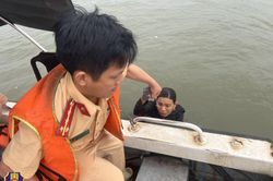 Cảnh sát đường thủy Vĩnh Phúc cứu một phụ nữ bị ngã xuống sông Hồng