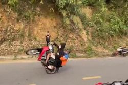 Clip: Đánh đu trên xe máy để biểu diễn bốc đầu, 2 'quái xế' trả giá đắt