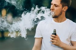 Bộ Y tế đề nghị xử lý nghiêm việc mua, bán, sử dụng thuốc lá điện tử, thuốc lá làm nóng