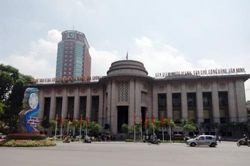 Cho phép cơ cấu lại thời hạn trả và giữ nguyên nhóm nợ với khách hàng khó khăn