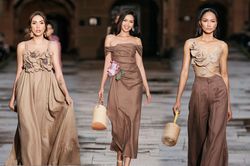 Ngọc Châu gây tranh cãi khi catwalk ở nước ngoài
