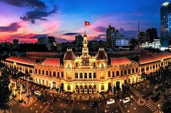 Đón nhiều đoàn cựu chiến binh, đối tượng chính sách tham quan trụ sở UBND thành phố Hồ Chí Minh dịp 30-4