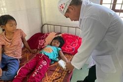 Cấp cứu kịp thời 2 cháu bé bị ngộ độc sau khi ăn nấm lạ
