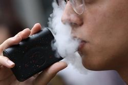 Nhiều học sinh cấp cứu vì thuốc lá điện tử, Bộ Y tế chỉ đạo truyền thông tác hại