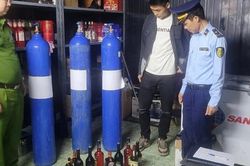 Tạm giữ 12.000 quả bóng và trên 100 bình khí NO2 dùng sản xuất bóng cười