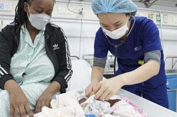 Cứu em bé người Kenya sinh cực non 26 tuần, suy hô hấp, nhiễm khuẩn nặng