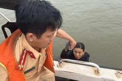 Cứu người phụ nữ trượt chân rơi xuống sông Hồng