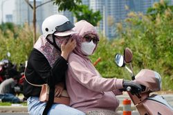 Người dân TP.HCM vật vã trong nắng nóng