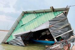 Mưa dông nhấn chìm nhiều lồng bè nuôi cá, nhiều hộ dân trắng tay