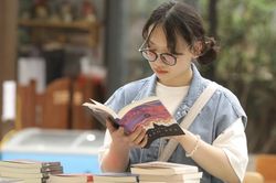Góc nhìn 365: Chạm tay vào sách
