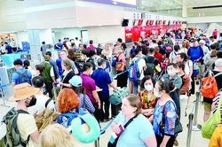 Vé máy bay giảm giá cận lễ: 'Vét' khách lẻ?
