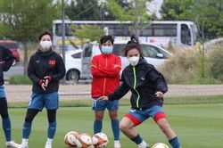 Đội tuyển nữ Việt Nam tập chiến thuật trong thời tiết mưa lạnh tại Osaka