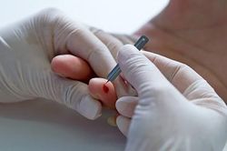 Chích máu tay chân chữa đột quỵ, người đàn ông suýt mất mạng